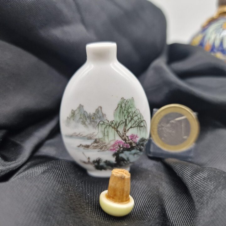 中国手描き磁器製鼻煙壺、山水画と柳のヴィンテージ香水瓶、20世紀半ば