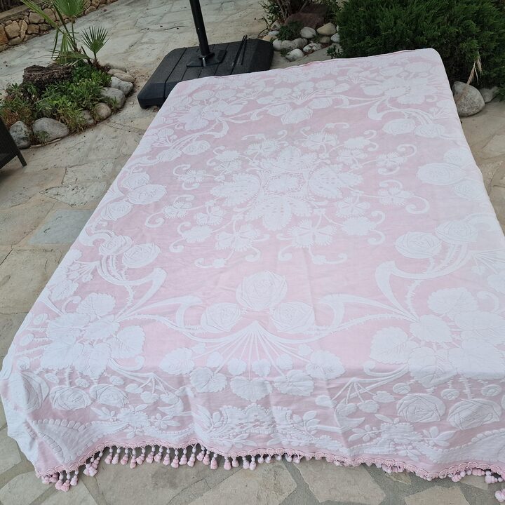 Wintazowa Narzuta Jacquard Rozowo Bialaw Roze, Bawelniana Narzuta z Fredzlami i Pomponami 220x210 cm, Lata 1970