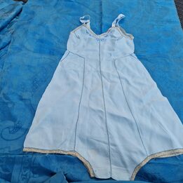 Vintage dzieciece body romper lata 40, bielizna bawelniana jasnoniebieska z koronka i haftem, dlugosc 50 cm talia 40 cm