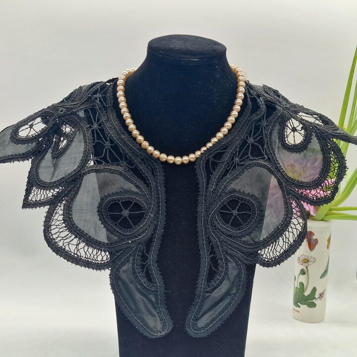 Antiker Spitzenkragen, Vintage Art Deco Halsschmuck, Schwarze Seide und Baumwolle Strukturierte Blumen, Breite 15 cm (5.9 in)