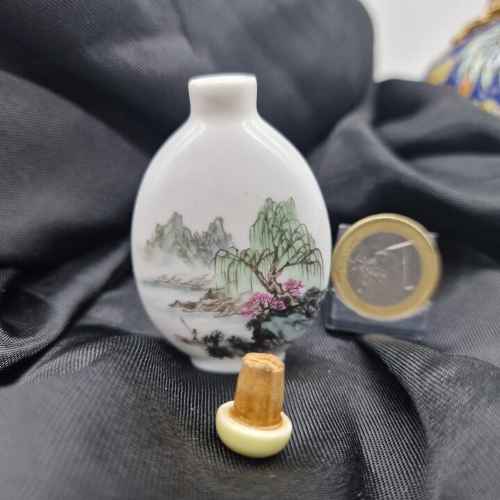中国手描き磁器製鼻煙壺、山水画と柳のヴィンテージ香水瓶、20世紀半ば