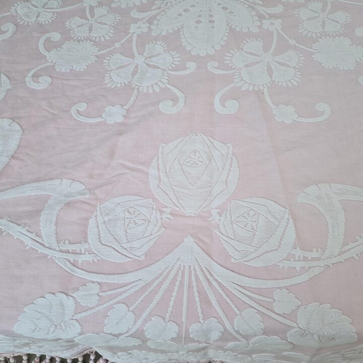 Wintazowa Narzuta Jacquard Rozowo Bialaw Roze, Bawelniana Narzuta z Fredzlami i Pomponami 220x210 cm, Lata 1970