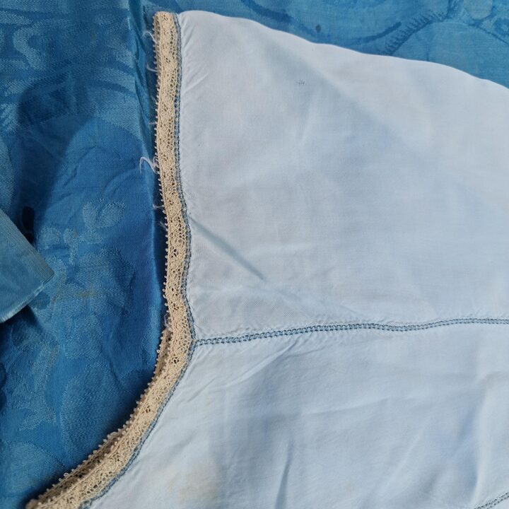 Vintage kinderslip body romper jaren 40, ondergoed van lichtblauw katoen met kant en handgeborduurd, lengte 50 cm taille 40 cm