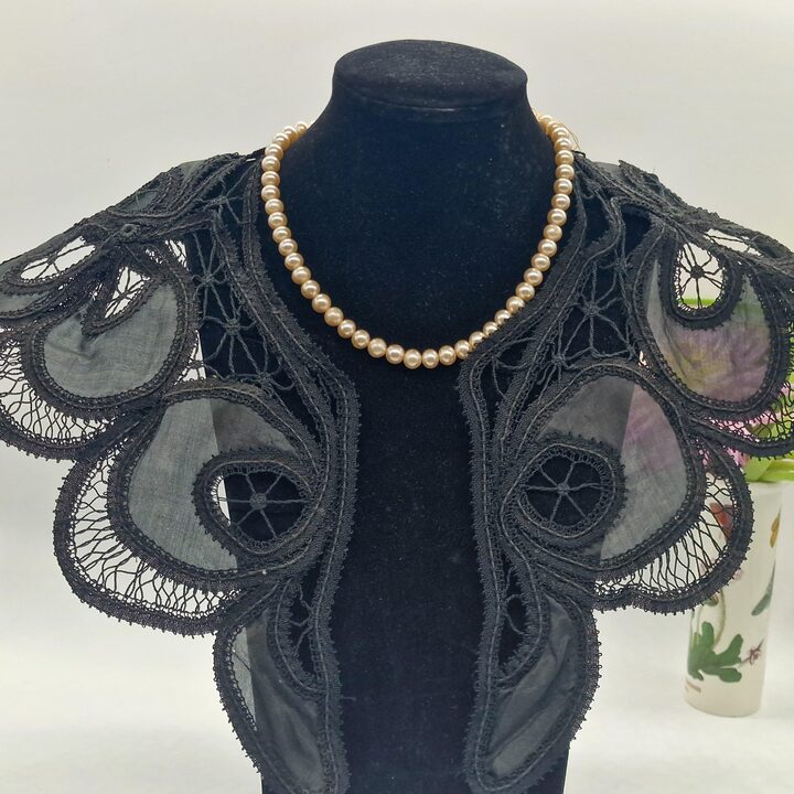 Antiker Spitzenkragen, Vintage Art Deco Halsschmuck, Schwarze Seide und Baumwolle Strukturierte Blumen, Breite 15 cm (5.9 in)
