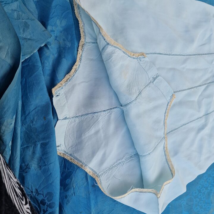 Body infantil vintage años 40, ropa interior de niños, algodón azul pálido con encaje y bordado a mano, largo 50 cm cintura 40…