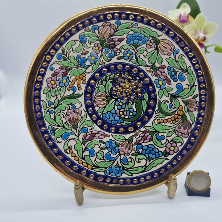 Talerz Dekoracyjny Ceramiczny Artecer Sevilla, Malowany Ręcznie Cuerda Seca i Złoto, Sygnatura Maribel, Średnica 18 cm, Lata 19…