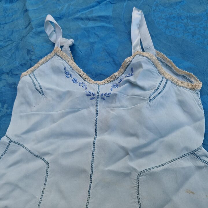 Body barboteuse vintage ans 40, sous-vetement enfant coton bleu clair avec dentelle et broderie main, longueur 50 cm taille 40…