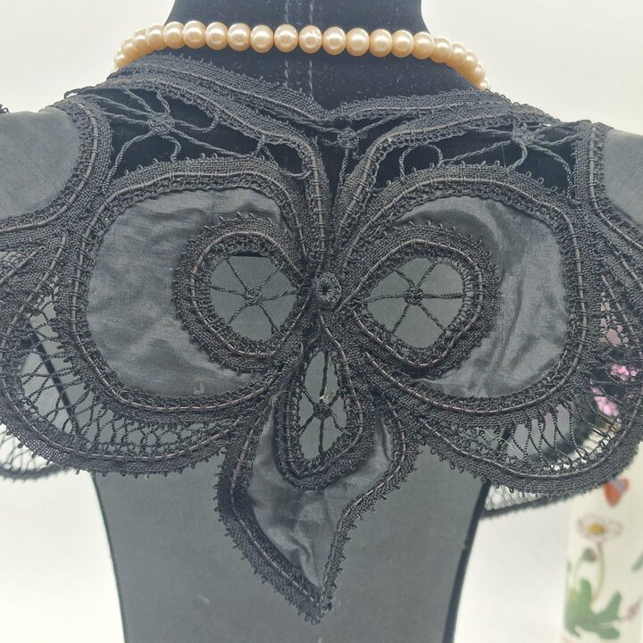 Antiker Spitzenkragen, Vintage Art Deco Halsschmuck, Schwarze Seide und Baumwolle Strukturierte Blumen, Breite 15 cm (5.9 in)