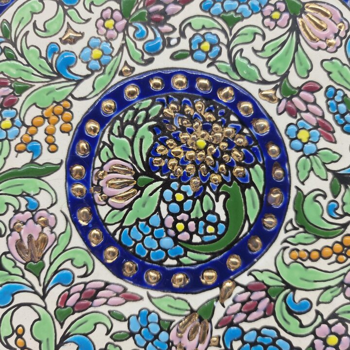Talerz Dekoracyjny Ceramiczny Artecer Sevilla, Malowany Ręcznie Cuerda Seca i Złoto, Sygnatura Maribel, Średnica 18 cm, Lata 19…