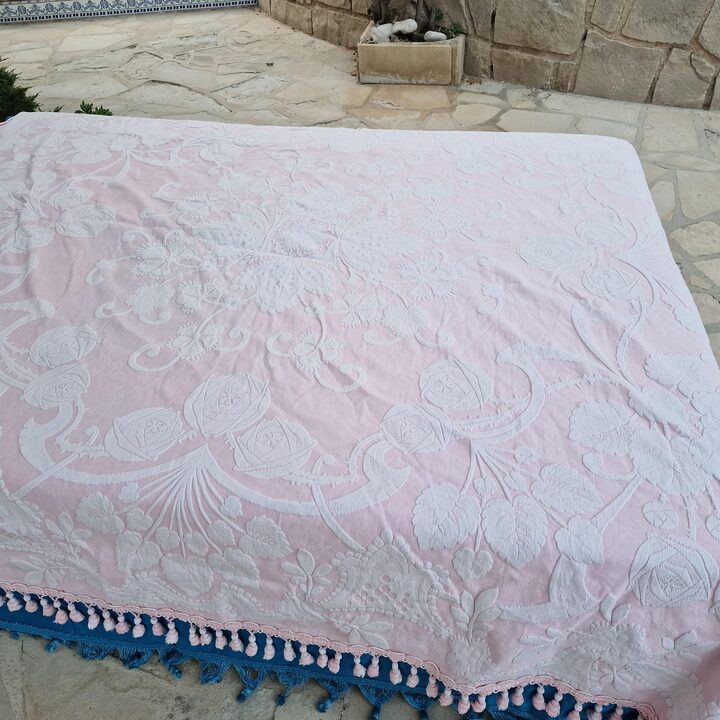 Wintazowa Narzuta Jacquard Rozowo Bialaw Roze, Bawelniana Narzuta z Fredzlami i Pomponami 220x210 cm, Lata 1970