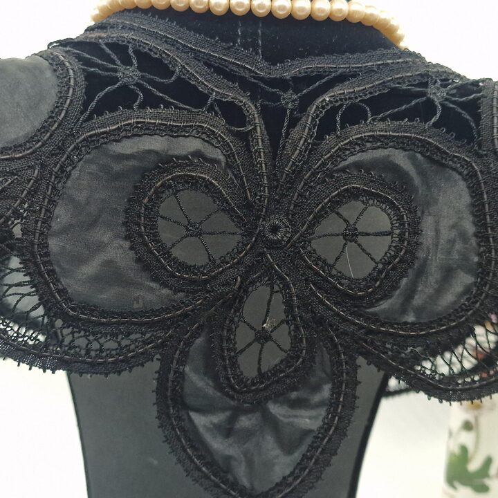 Antiker Spitzenkragen, Vintage Art Deco Halsschmuck, Schwarze Seide und Baumwolle Strukturierte Blumen, Breite 15 cm (5.9 in)