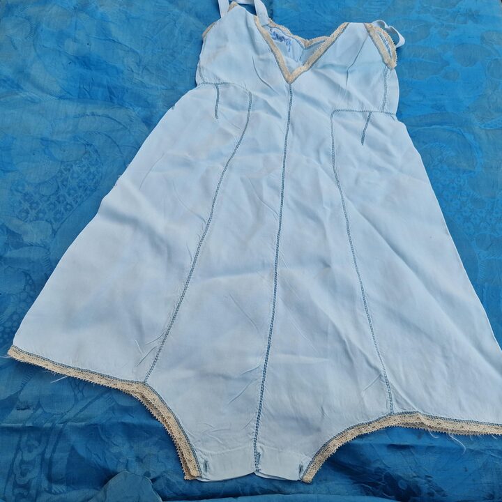 Body infantil vintage años 40, ropa interior de niños, algodón azul pálido con encaje y bordado a mano, largo 50 cm cintura 40…
