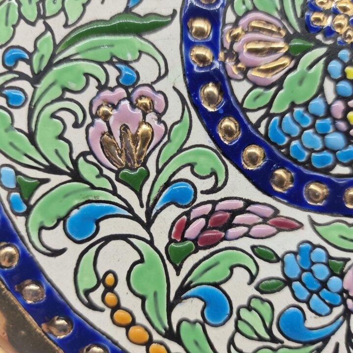 Talerz Dekoracyjny Ceramiczny Artecer Sevilla, Malowany Ręcznie Cuerda Seca i Złoto, Sygnatura Maribel, Średnica 18 cm, Lata 19…