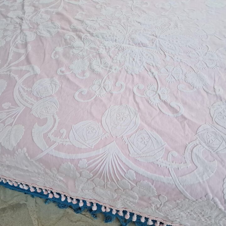 Wintazowa Narzuta Jacquard Rozowo Bialaw Roze, Bawelniana Narzuta z Fredzlami i Pomponami 220x210 cm, Lata 1970