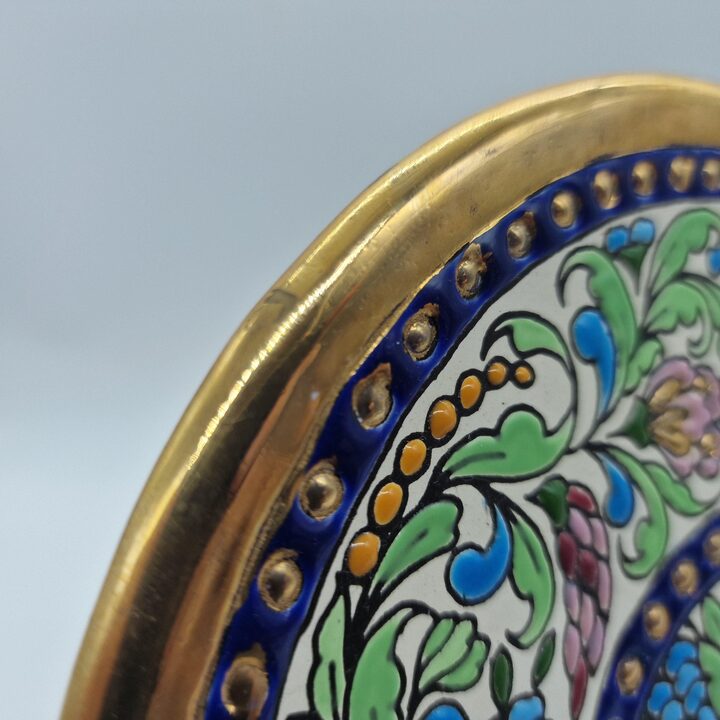 Talerz Dekoracyjny Ceramiczny Artecer Sevilla, Malowany Ręcznie Cuerda Seca i Złoto, Sygnatura Maribel, Średnica 18 cm, Lata 19…