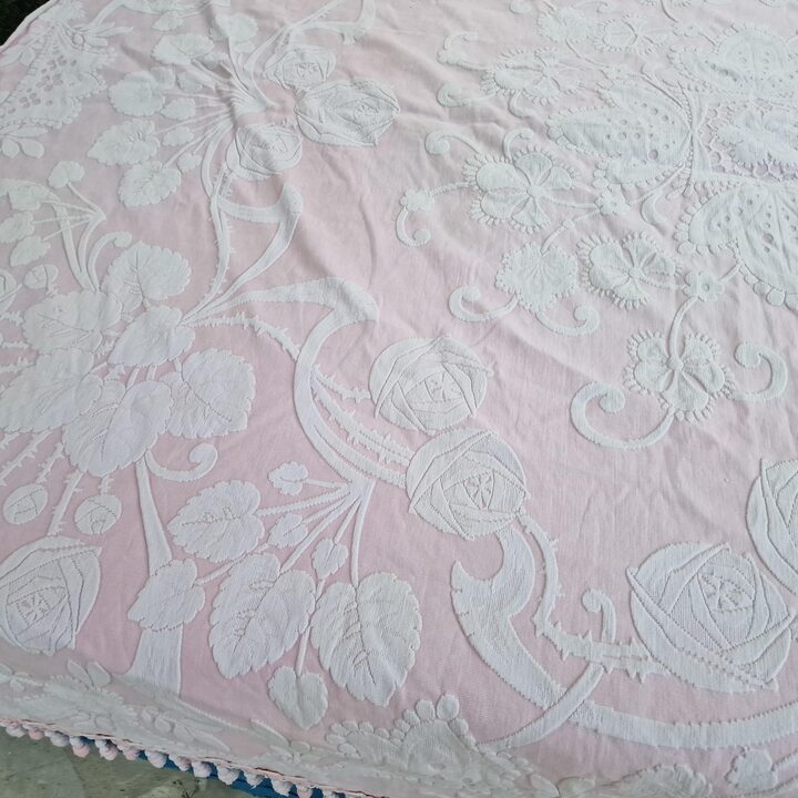 Wintazowa Narzuta Jacquard Rozowo Bialaw Roze, Bawelniana Narzuta z Fredzlami i Pomponami 220x210 cm, Lata 1970