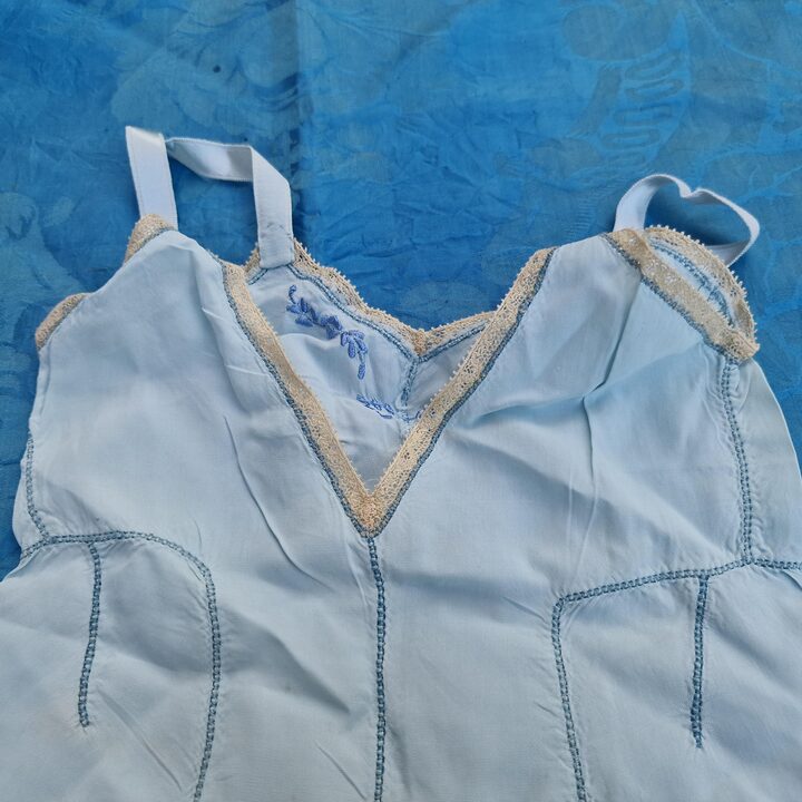 Body barboteuse vintage ans 40, sous-vetement enfant coton bleu clair avec dentelle et broderie main, longueur 50 cm taille 40…