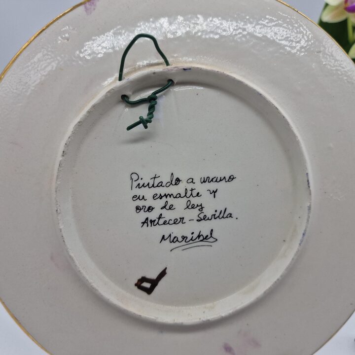 Talerz Dekoracyjny Ceramiczny Artecer Sevilla, Malowany Ręcznie Cuerda Seca i Złoto, Sygnatura Maribel, Średnica 18 cm, Lata 19…