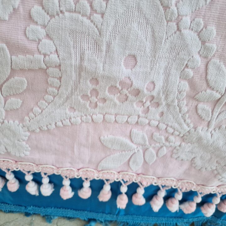 Colcha Vintage Jacquard Rosa y Blanco con Rosas, Cubrecama de Algodón con Flecos de Madroños 220x210 cm, Década de 1970