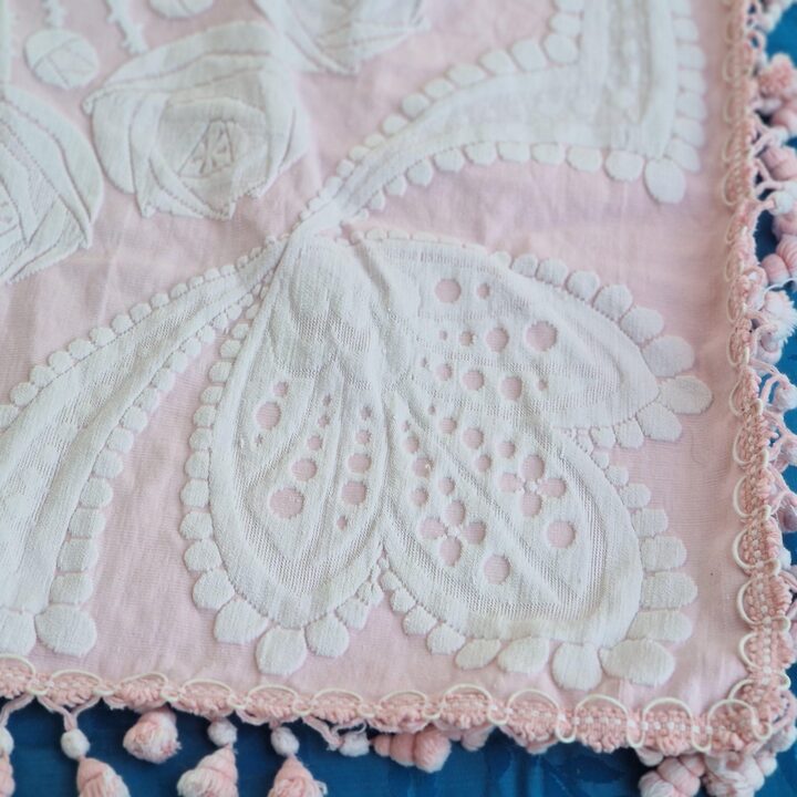 Wintazowa Narzuta Jacquard Rozowo Bialaw Roze, Bawelniana Narzuta z Fredzlami i Pomponami 220x210 cm, Lata 1970