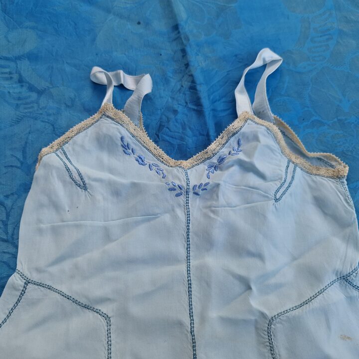 Body barboteuse vintage ans 40, sous-vetement enfant coton bleu clair avec dentelle et broderie main, longueur 50 cm taille 40…