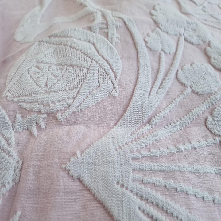 Colcha Vintage Jacquard Rosa y Blanco con Rosas, Cubrecama de Algodón con Flecos de Madroños 220x210 cm, Década de 1970
