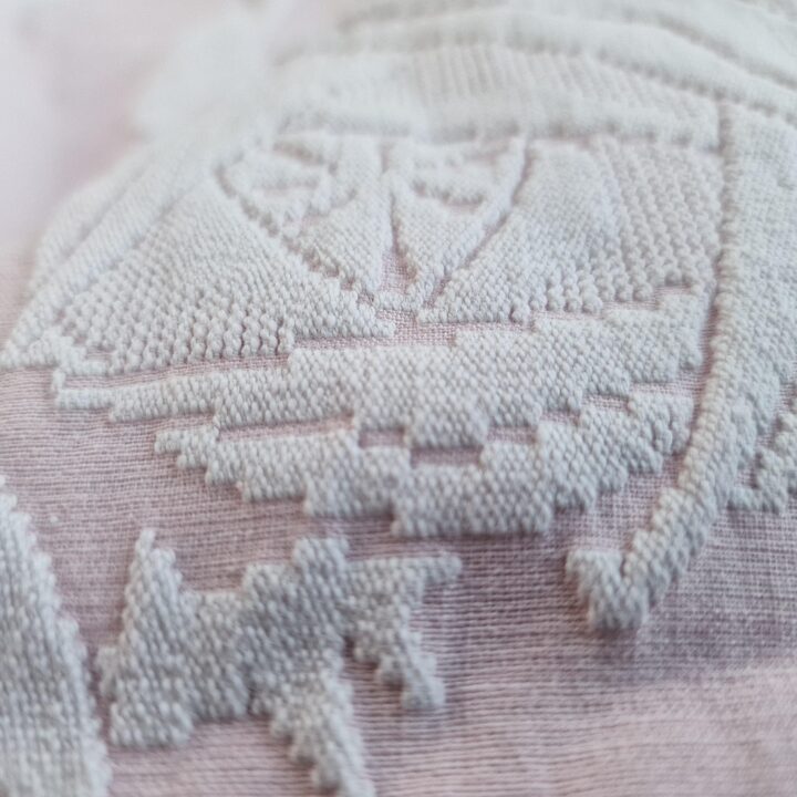 Wintazowa Narzuta Jacquard Rozowo Bialaw Roze, Bawelniana Narzuta z Fredzlami i Pomponami 220x210 cm, Lata 1970