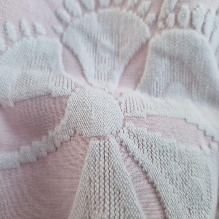 Wintazowa Narzuta Jacquard Rozowo Bialaw Roze, Bawelniana Narzuta z Fredzlami i Pomponami 220x210 cm, Lata 1970