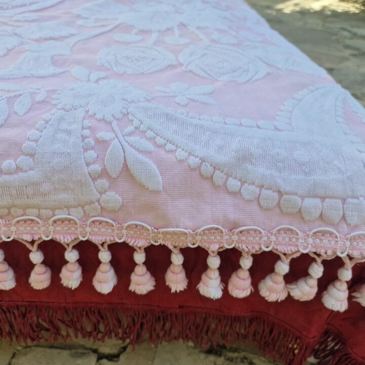 Colcha Vintage Jacquard Rosa y Blanco con Rosas, Cubrecama de Algodón con Flecos de Madroños 220x210 cm, Década de 1970