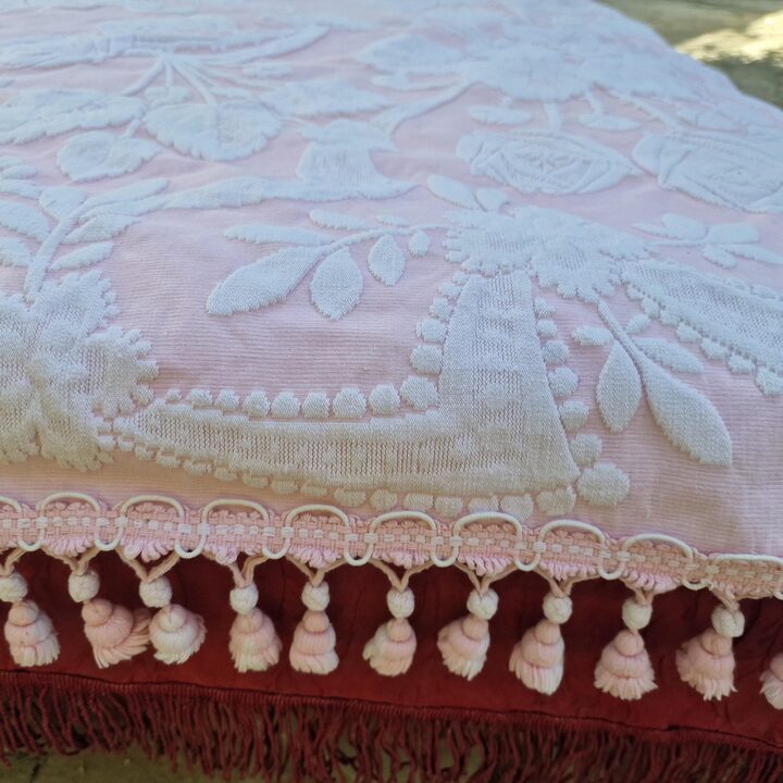 Wintazowa Narzuta Jacquard Rozowo Bialaw Roze, Bawelniana Narzuta z Fredzlami i Pomponami 220x210 cm, Lata 1970