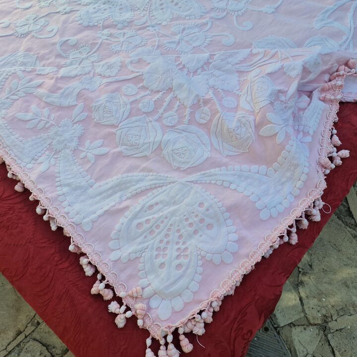 Colcha Vintage Jacquard Rosa y Blanco con Rosas, Cubrecama de Algodón con Flecos de Madroños 220x210 cm, Década de 1970