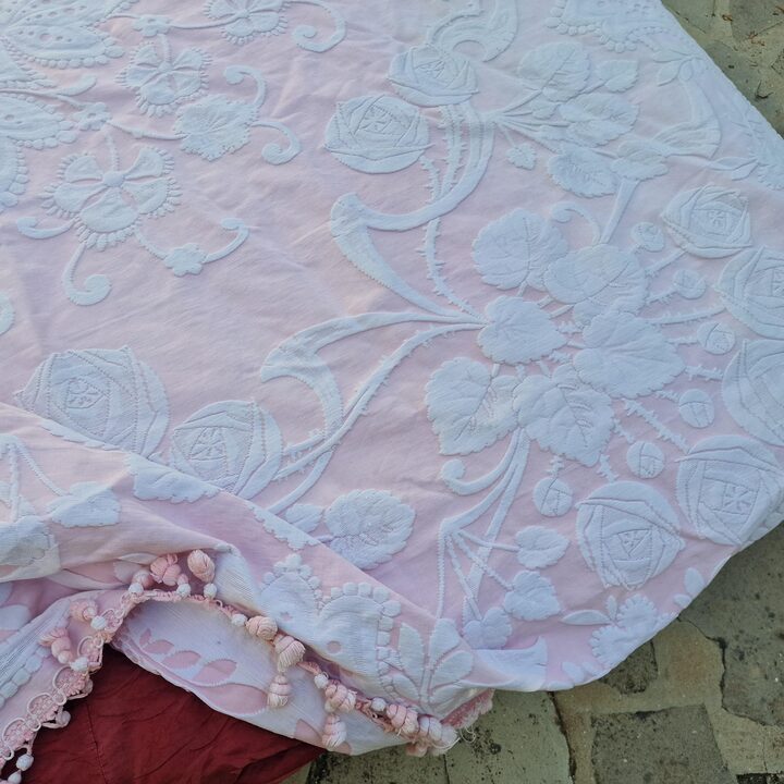 Wintazowa Narzuta Jacquard Rozowo Bialaw Roze, Bawelniana Narzuta z Fredzlami i Pomponami 220x210 cm, Lata 1970