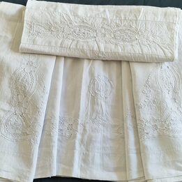 アンティーク 手刺繍リネン寝具セット レースとモノグラム付き