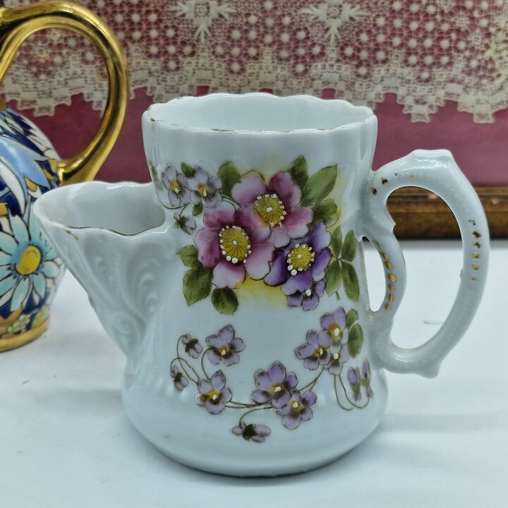 Antieke Victoriaanse scheerbeker scuttle van porselein, handbeschilderd met bloemen en goud, scheerzeepkom kapper, ca. 1910