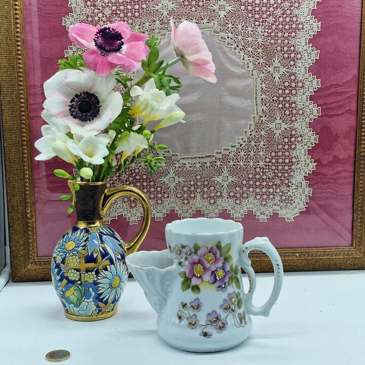 Antieke Victoriaanse scheerbeker scuttle van porselein, handbeschilderd met bloemen en goud, scheerzeepkom kapper, ca. 1910