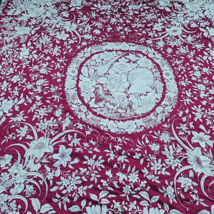 Antieke Zijden Canton Bedsprei - Handgeborduurde Chinese Zijden Dekbed - Rode Manila Sjaal Bedsprei met 23cm Franje - Circa 1900