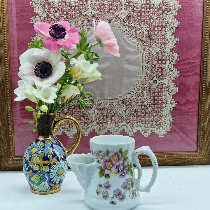 Antieke Victoriaanse scheerbeker scuttle van porselein, handbeschilderd met bloemen en goud, scheerzeepkom kapper, ca. 1910