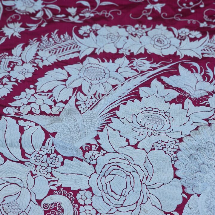 Antieke Zijden Canton Bedsprei - Handgeborduurde Chinese Zijden Dekbed - Rode Manila Sjaal Bedsprei met 23cm Franje - Circa 1900
