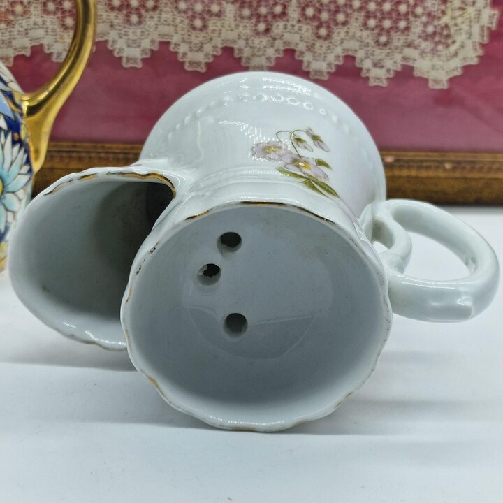 Antieke Victoriaanse scheerbeker scuttle van porselein, handbeschilderd met bloemen en goud, scheerzeepkom kapper, ca. 1910