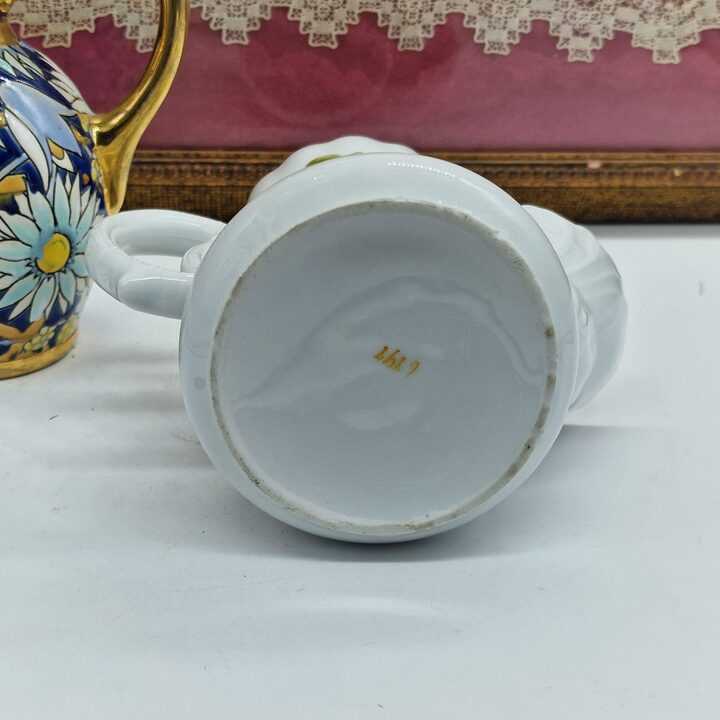 Antieke Victoriaanse scheerbeker scuttle van porselein, handbeschilderd met bloemen en goud, scheerzeepkom kapper, ca. 1910