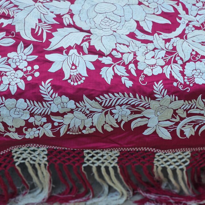 Antieke Zijden Canton Bedsprei - Handgeborduurde Chinese Zijden Dekbed - Rode Manila Sjaal Bedsprei met 23cm Franje - Circa 1900