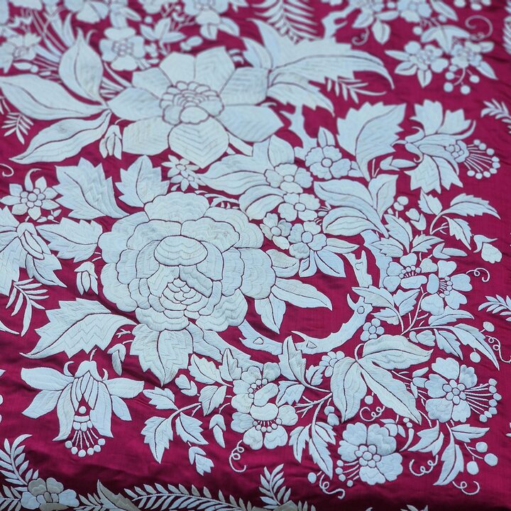 Antieke Zijden Canton Bedsprei - Handgeborduurde Chinese Zijden Dekbed - Rode Manila Sjaal Bedsprei met 23cm Franje - Circa 1900
