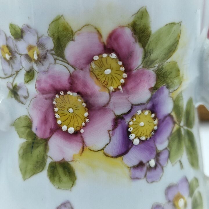 Antieke Victoriaanse scheerbeker scuttle van porselein, handbeschilderd met bloemen en goud, scheerzeepkom kapper, ca. 1910