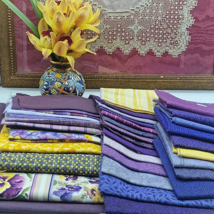 Lote de Tecidos Vintage Hoffman French Quarter - 36 Peças - Algodão Floral Roxo Azul Amarelo - Raro OOP