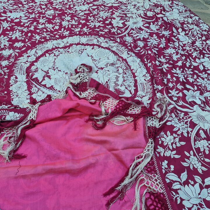 Antieke Zijden Canton Bedsprei - Handgeborduurde Chinese Zijden Dekbed - Rode Manila Sjaal Bedsprei met 23cm Franje - Circa 1900