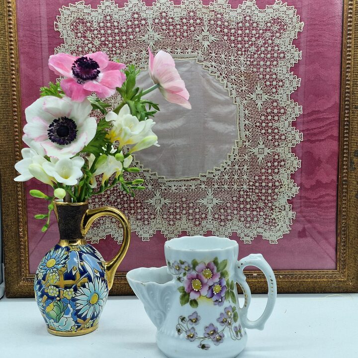 Antiker Rasierbecher Scuttle aus Porzellan, handbemalt mit Blumen und Gold, Rasierseifenschale für Barbershop Sammler, um 1910