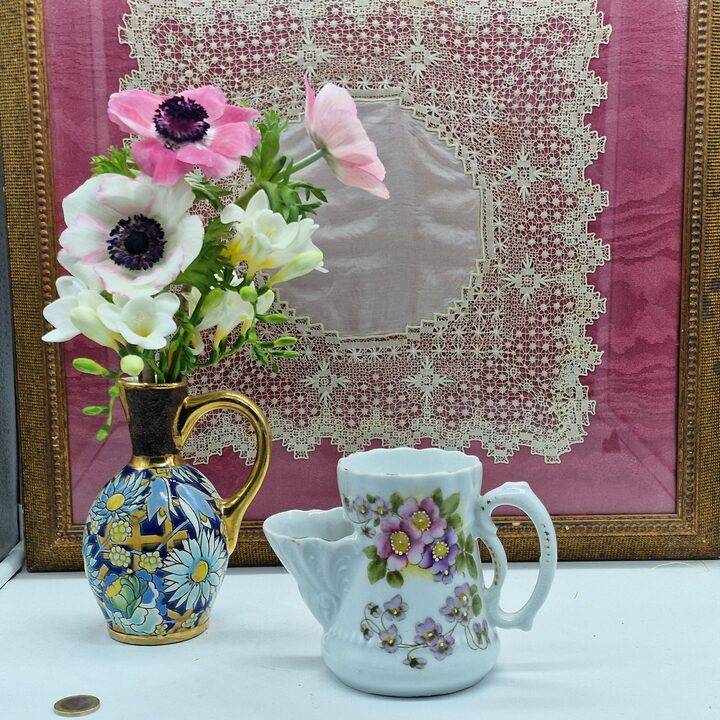 Antieke Victoriaanse scheerbeker scuttle van porselein, handbeschilderd met bloemen en goud, scheerzeepkom kapper, ca. 1910