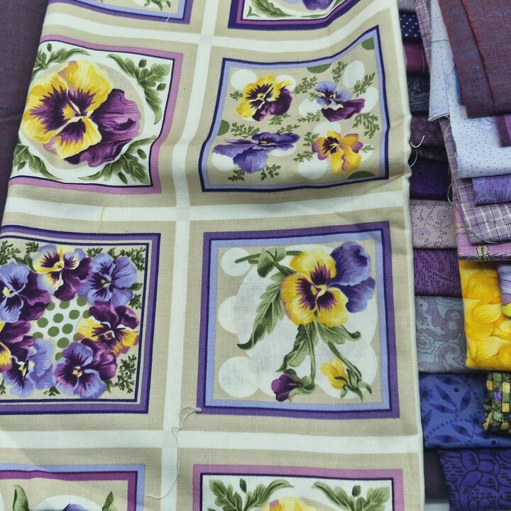 Lote de Tecidos Vintage Hoffman French Quarter - 36 Peças - Algodão Floral Roxo Azul Amarelo - Raro OOP