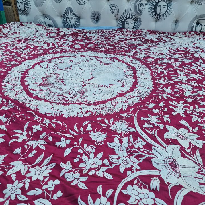 Antieke Zijden Canton Bedsprei - Handgeborduurde Chinese Zijden Dekbed - Rode Manila Sjaal Bedsprei met 23cm Franje - Circa 1900