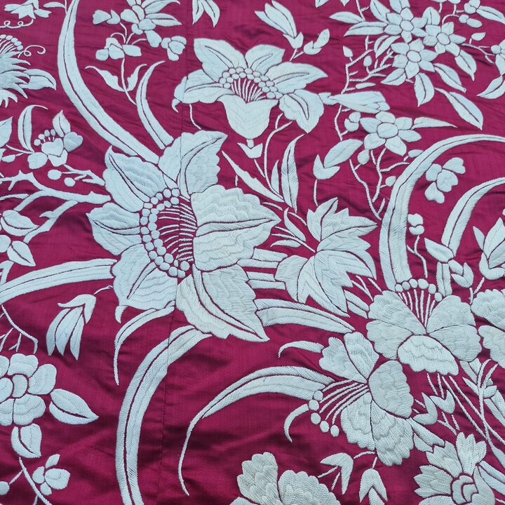Antieke Zijden Canton Bedsprei - Handgeborduurde Chinese Zijden Dekbed - Rode Manila Sjaal Bedsprei met 23cm Franje - Circa 1900